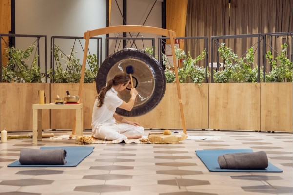 ZVOČNA KOPEL Z GONGOM V NARAVI