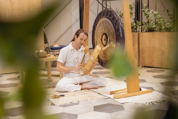 ZVOČNA KOPEL Z GONGOM V NARAVI