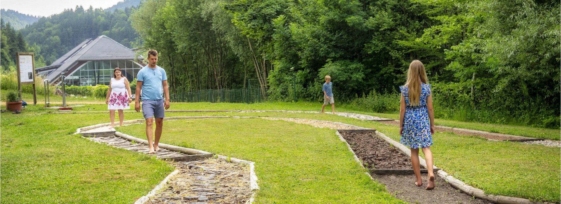 Kneipp Barfuß Familienwanderung im Tuhinj-Tal