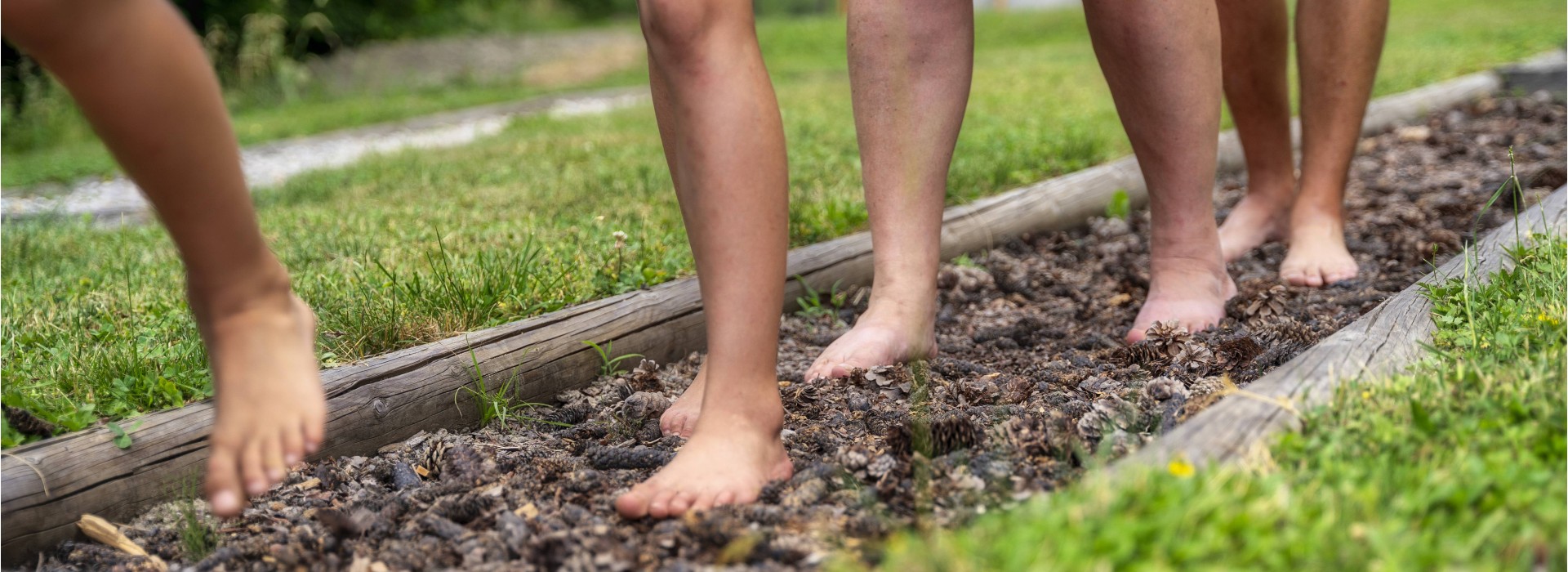 Kneipp Barfuß Familienwanderung im Tuhinj-Tal